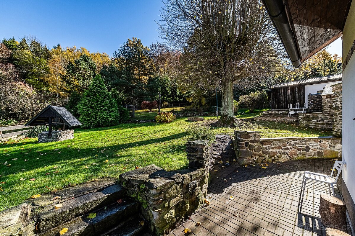 MALEBNÝ RODINNÝ DŮM V SRDCI ČESKÉHO STŘEDOHOŘÍ ČEŘENIŠTĚ, M - 17