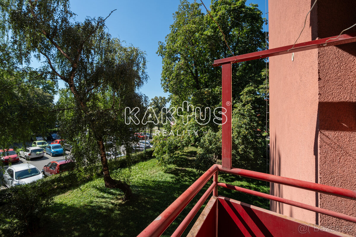 Prodej bytu v osobním vlastnictví 2+1 (58 m²), balkón, ulice - 17
