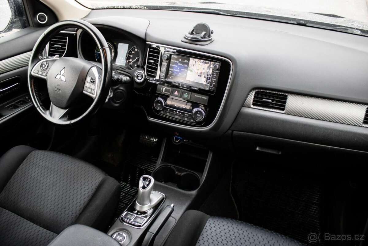 Mitsubishi Outlander 2.0 PHEV 4WD (2013) - 17