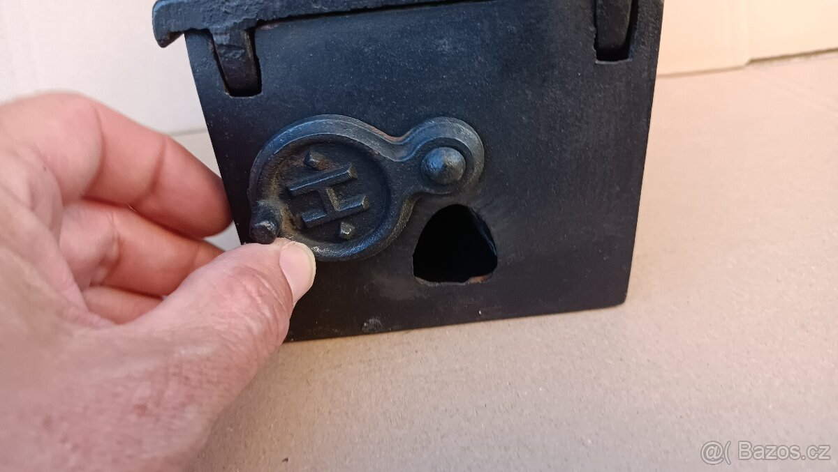 Stará orig. atypická žehlička s komínem. Krásná do sbírky - 17