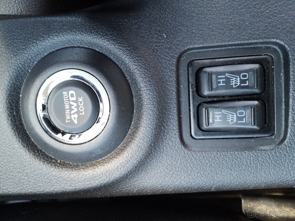 MITSUBISHI OUTLANDER PHEV HYBRID PLNÝ SERVIS - 17