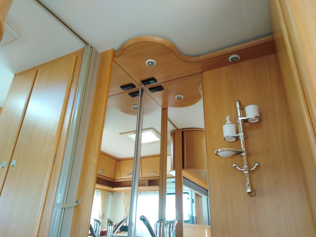 Karavan Chateau Calista 466-francouzská postel - 17