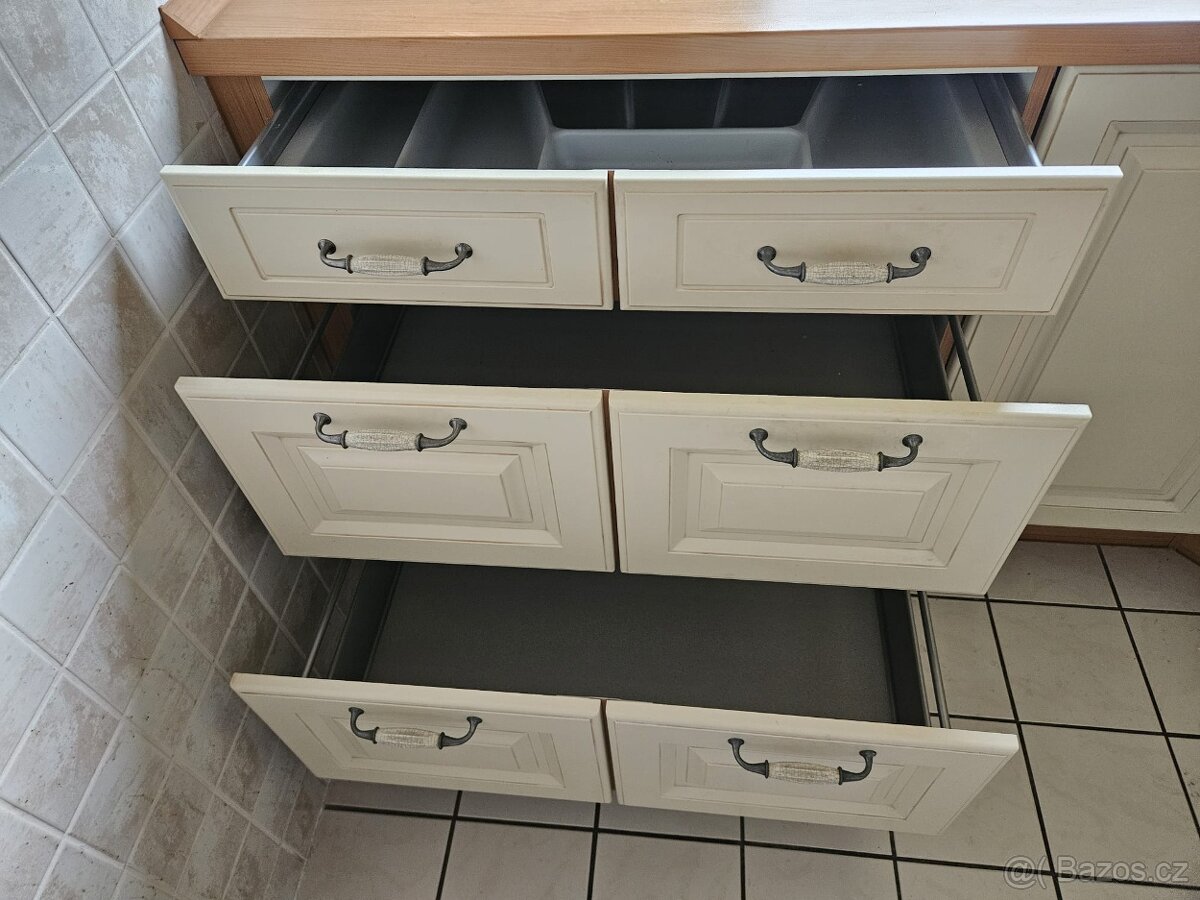 Moderní kuchyňská linka se spotřebiči - 17