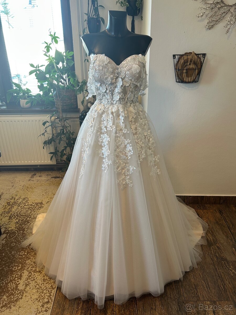 Svatební šaty, víc druhů - 17