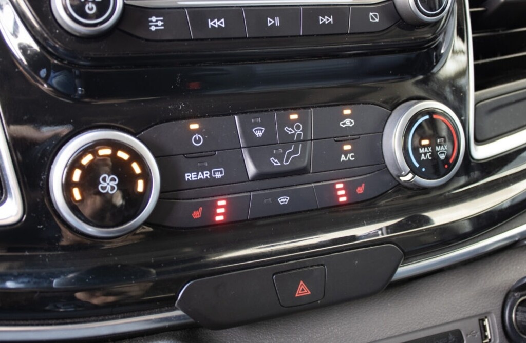 Ford Tourneo Custom L2 Titanium X z roku 2019 - 17