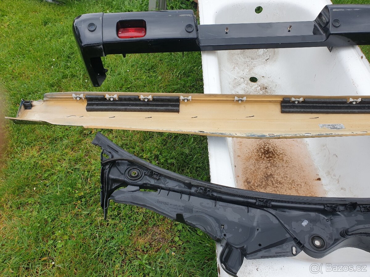 Mercedes w211 maska ohořelá1000, plastový levý prah1500kč - 17