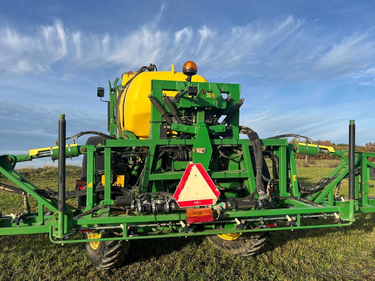 samochodný postřikovač JD R4040i - 17