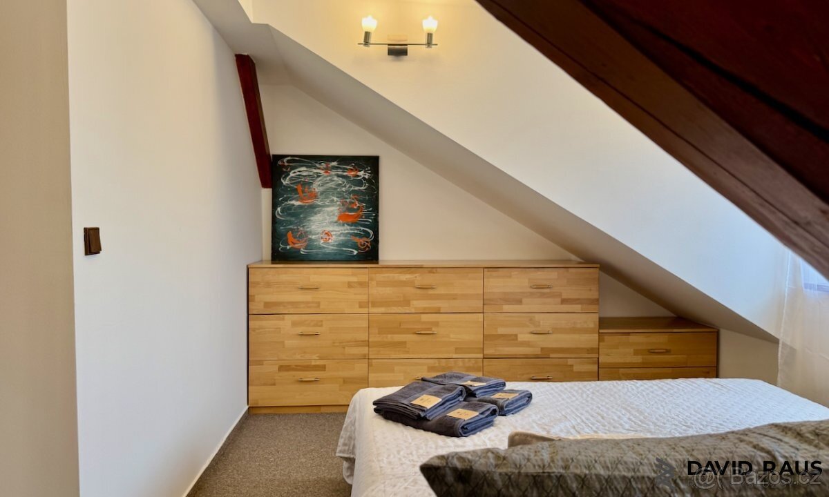 Pronájem zařízeného podkrovního bytu 1+kk (61m²), ul. Gorkéh - 17