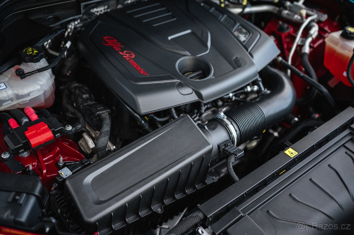 Alfa Romeo Stelvio 2.0T 206kW Q4, 2022, 21500KM, DPH - 17