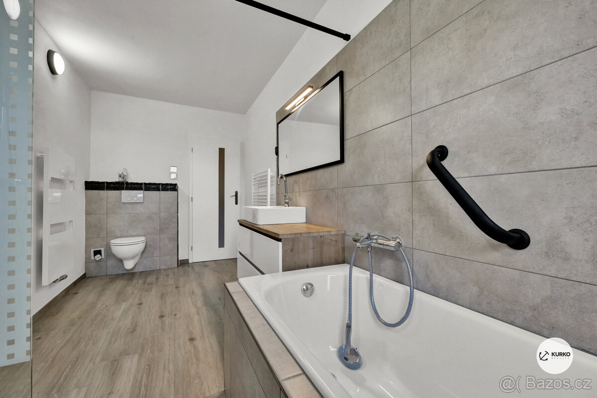 Rodinný dům / usedlost o dvou bytových jednotkách s pozemkem - 17