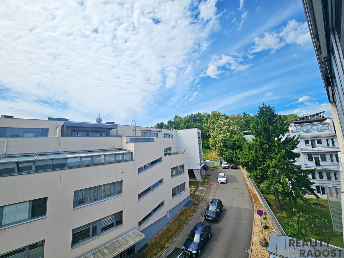 Pronájem reprezentativní kanceláře s terasou 10 m2 a parkova - 17