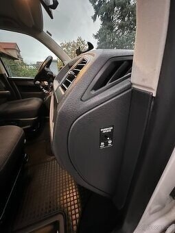 Volkswagen Caravelle 2.0 TDI - 17