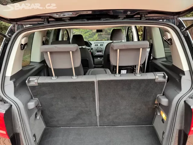 VW Touran 2.0 TDI 103kW,Highline,7.Míst,1.Majitel,Webasto. - 17