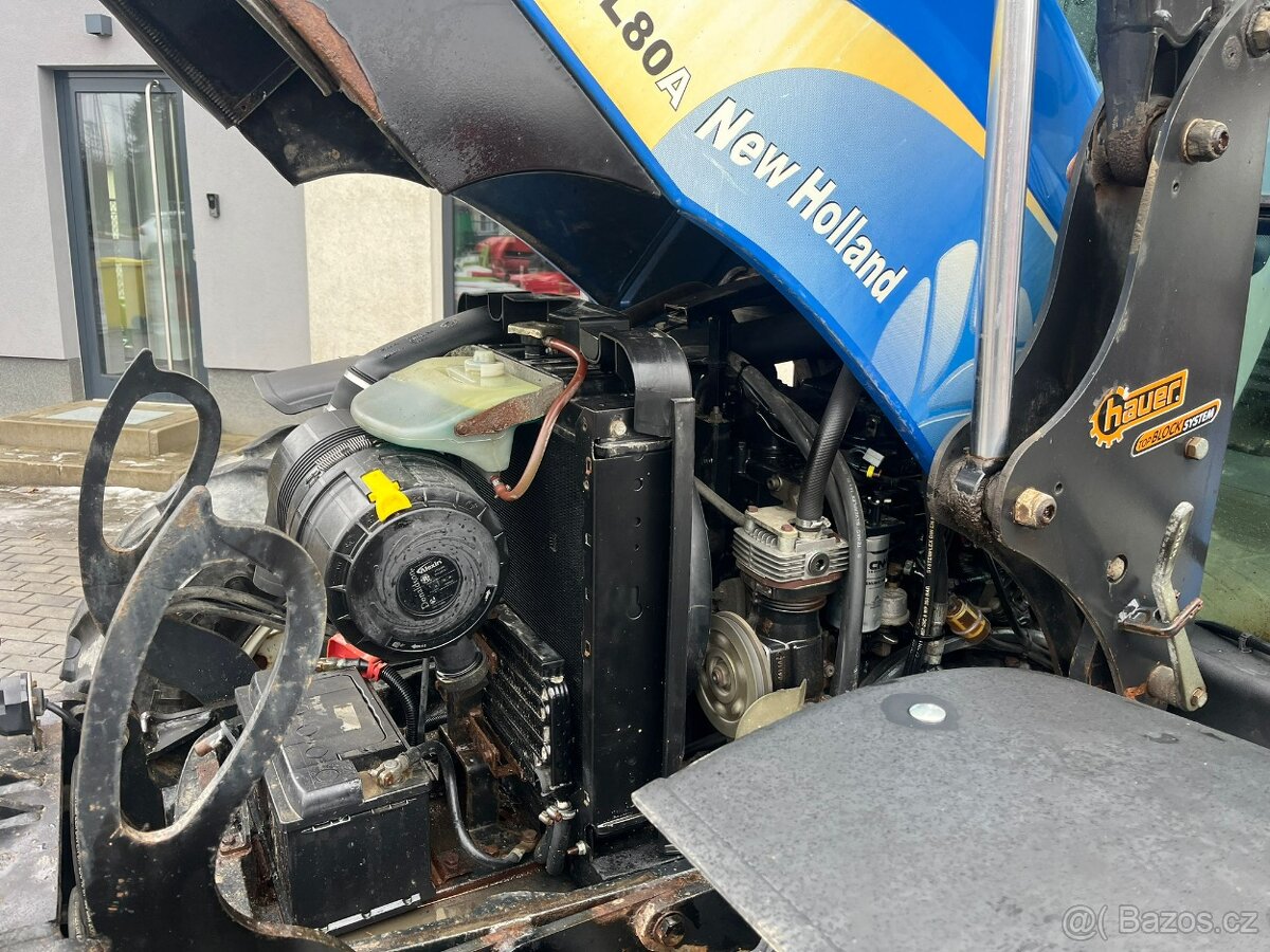 Traktor NEW HOLLAND TL 8O A - 17