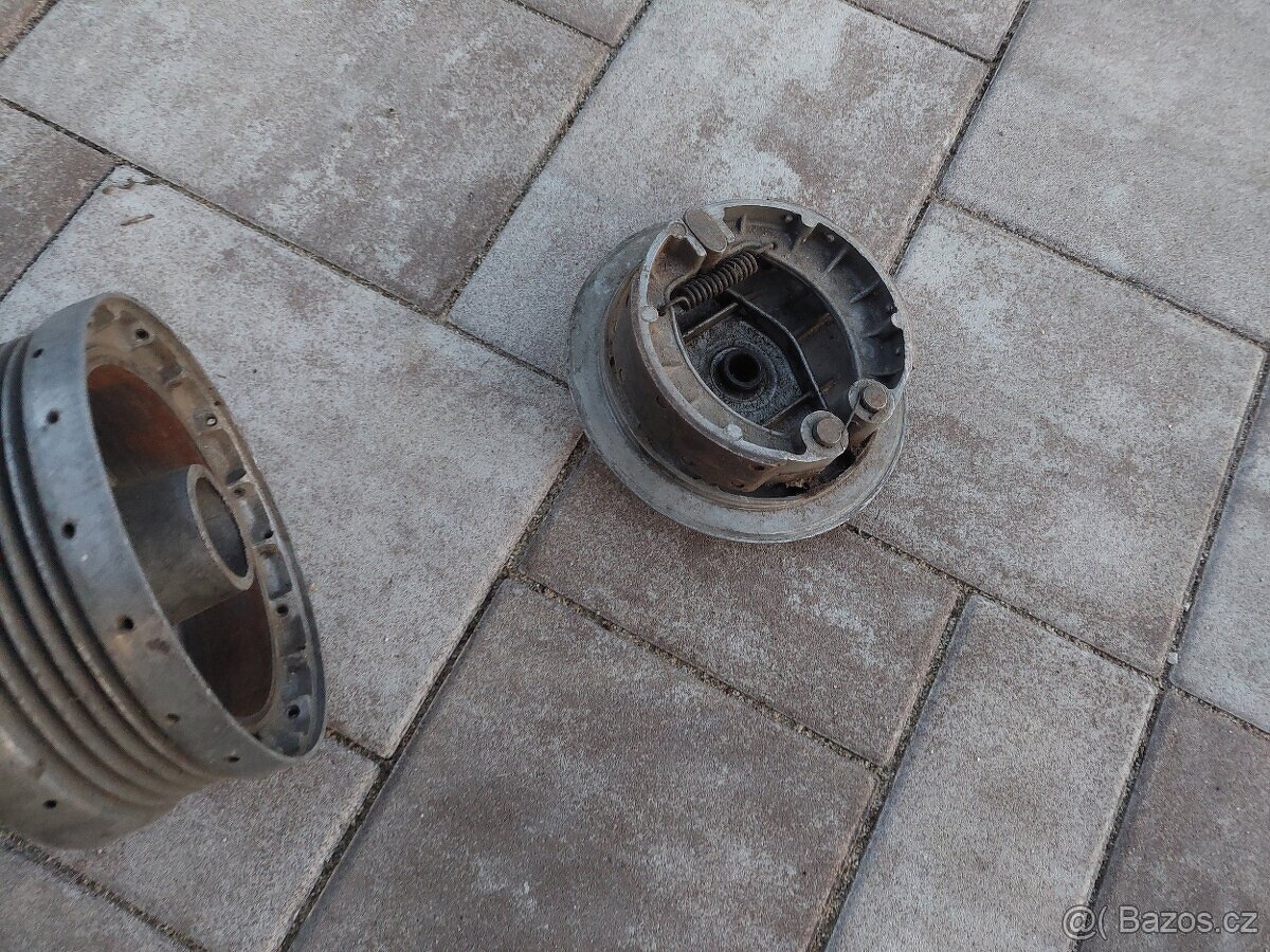 Jawa kyvacka - brzdovy štít, stred kola - 17