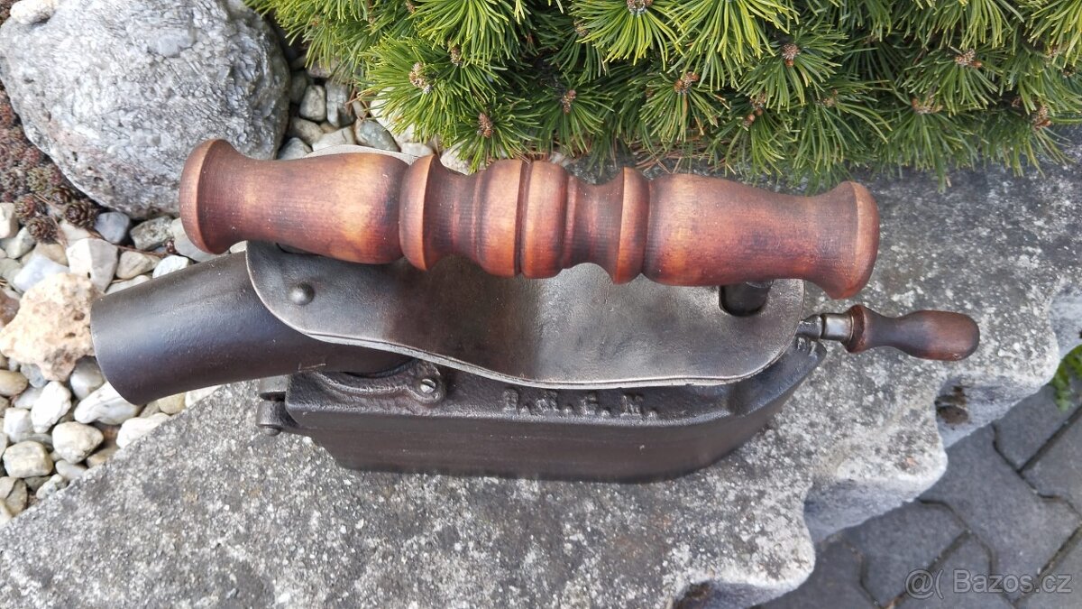 Obrovská komínová velmi stará sbírková žehlička D.R.G.M. - 17