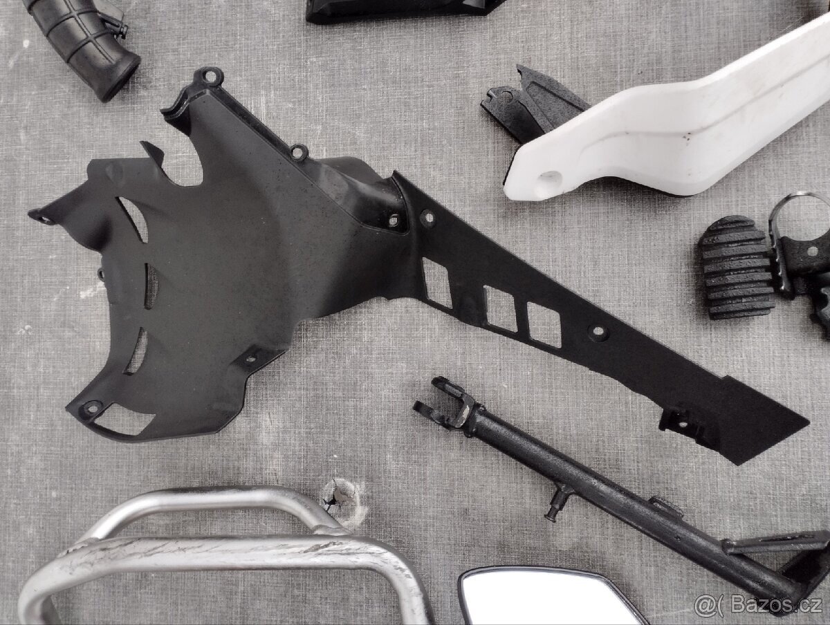 Nádrž Honda Africa Twin 1100 + poškoz. díly - 17