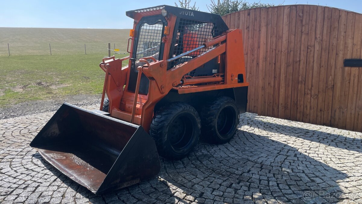 PRONÁJEM - SMYKOVÝ NAKLADAČ TOYOTA 2SDK8 - 17