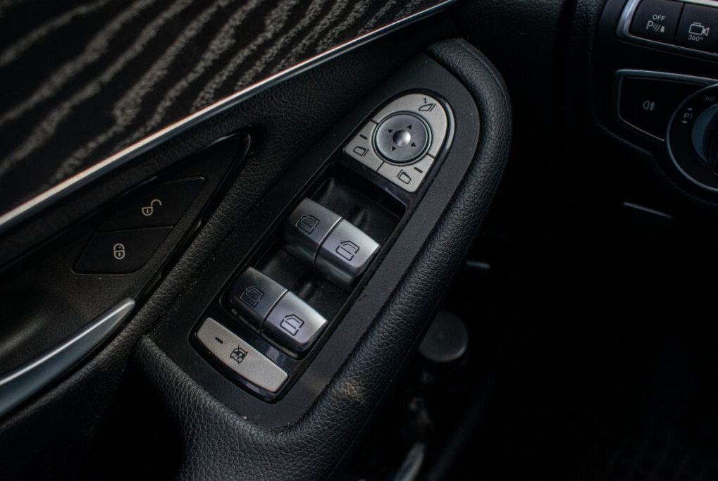 Mercedes-Benz GLC SUV 350 e 4MATIC A/T - 17