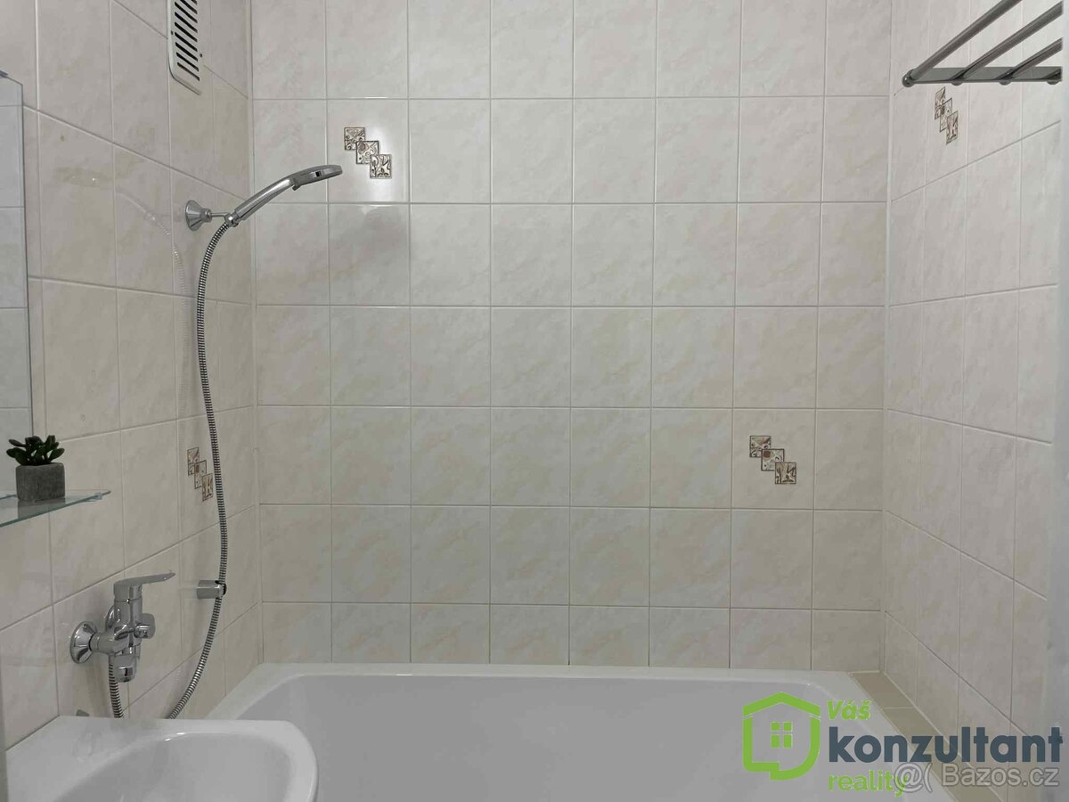 Pronájem prostorného bytu 3+1 s lodžií – 68 m², 3. NP, výtah - 17