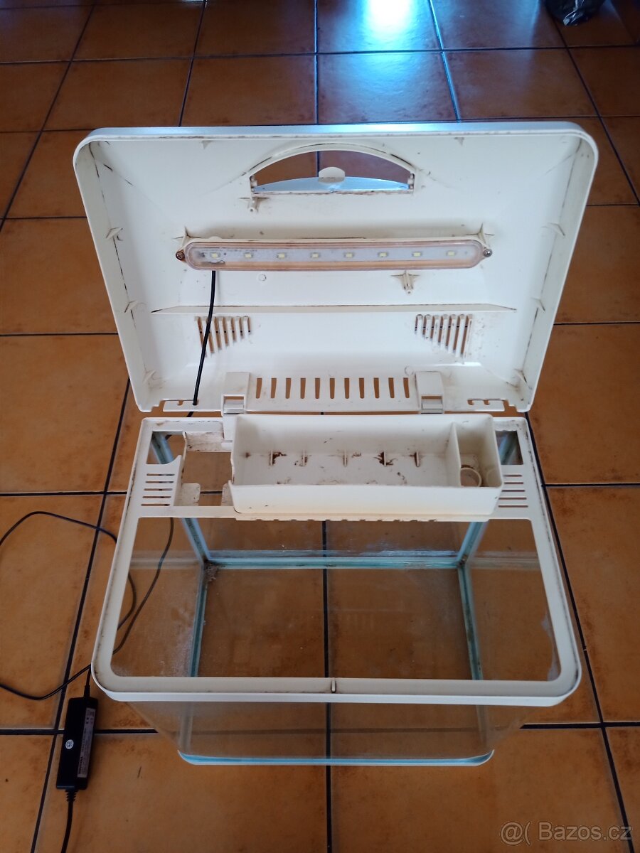 Prodám akvárko s světlením - 17