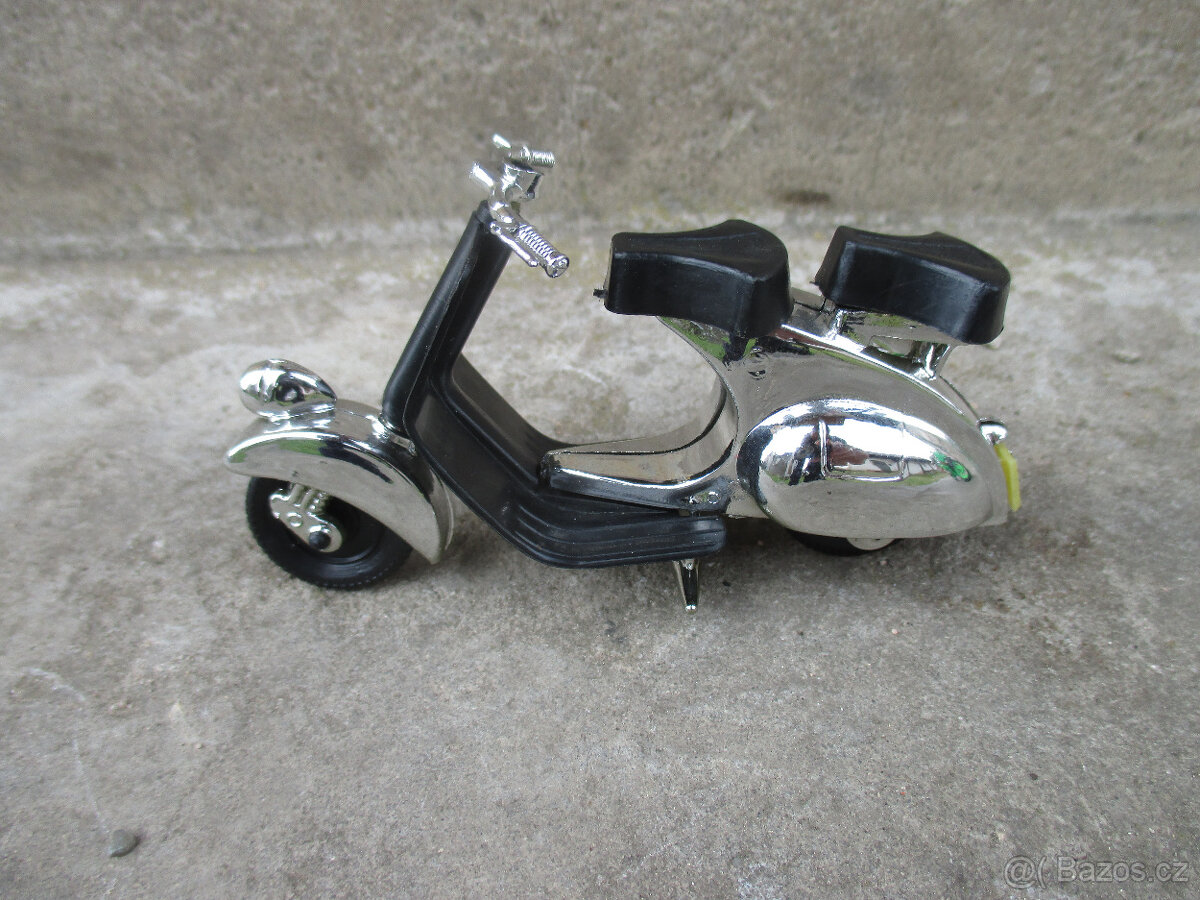 starší modely autíček auto kufr s dráhou motocykl formule aj - 17