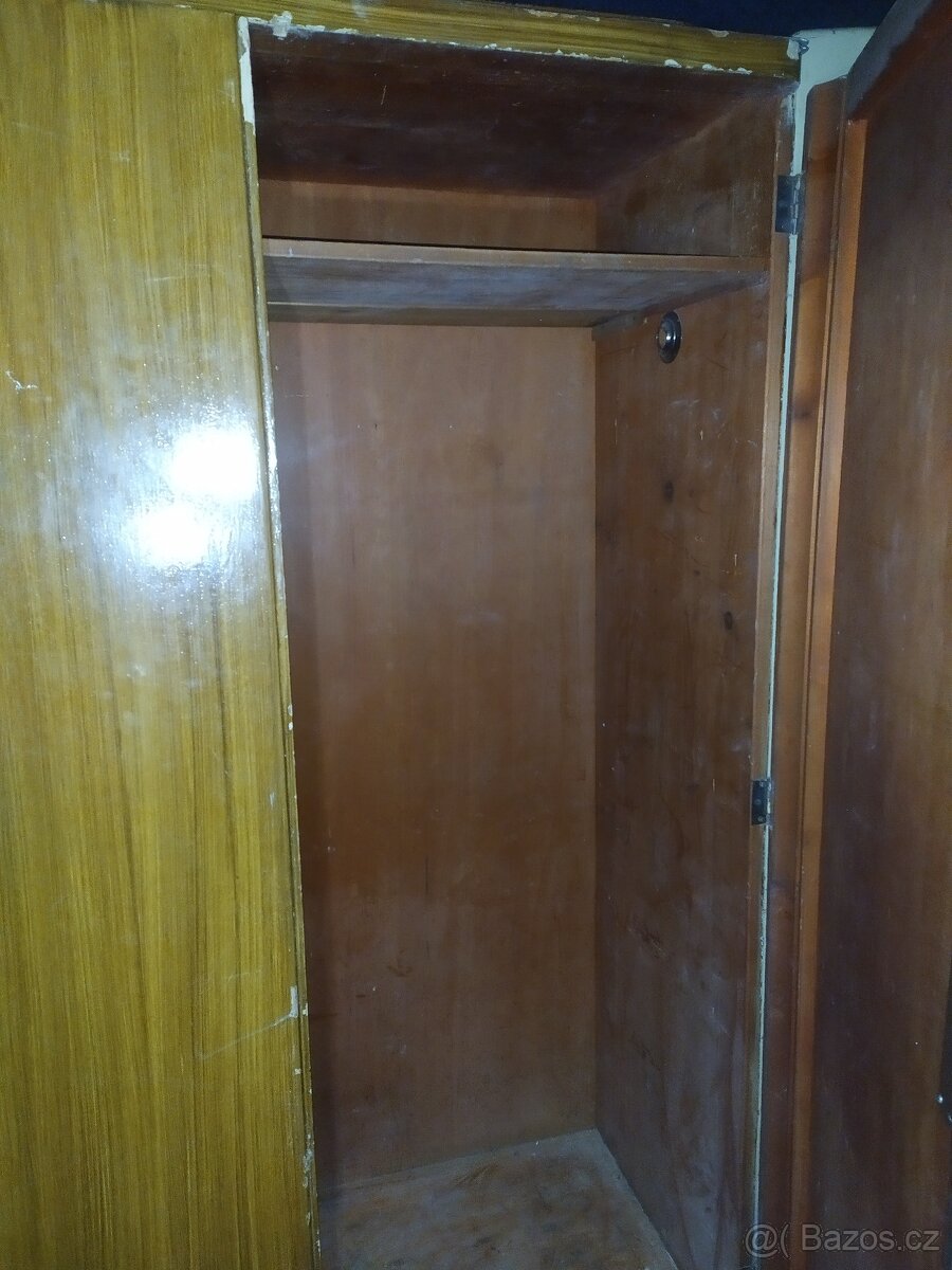 Šatní skříň, příborník,knihovna, komoda,peřiňák, noční stole - 17