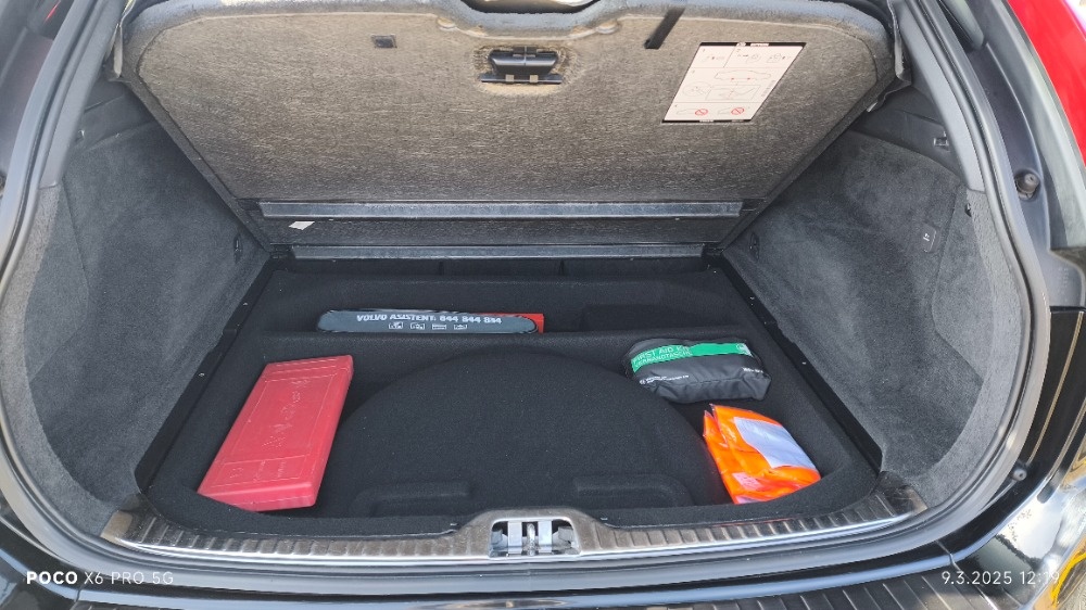 Volvo XC60 2.4 5VÁLEC 4X4 MANUÁL LED FACE - 17