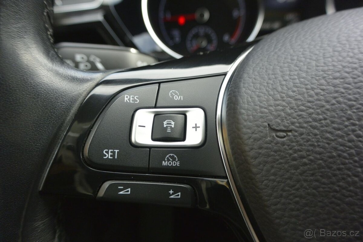 Volkswagen Touran 2.0TDi 110kW PANORAMANAVILED - 17