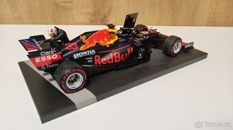 Max Verstappen 1:18 s figurkou - prvy titul Abu Dhabi 2021 - 17