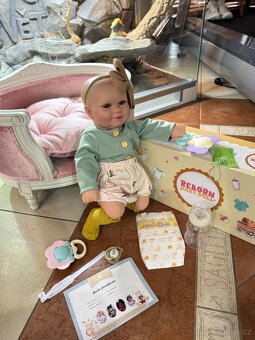 REALISTICKÁ PANENKA S ČELENKOU N.O.V.Á. - 17