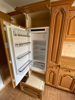 Hnědá kuchyňská linka z Německa se spotřebiči - 17