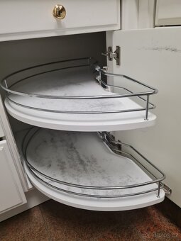 Krásná moderní kuchyňská linka se spořebiči - 17