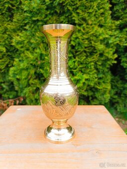 Sklo a porcelán, mosazná váza - 17