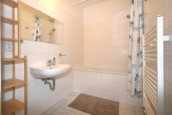Velmi pěkný 2+kk, 68m2 se dvěma lodžiemi, garáží a sklepem,  - 17
