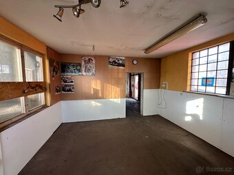Šestipodlažní budova a •	Přízemní hala: - 17