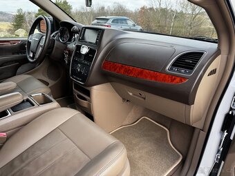 Chrysler Town country - 17
