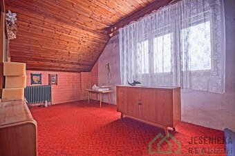 Prodej rodinného domu se zahradou a garáží ve městě Zlaté Ho - 17
