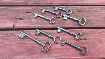 Stare zapalovače ,nůžky ,hodinky ,autíčka . - 17