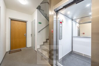 Pronájem mezonetového bytu 4+kk s předzahrádkou a garáží – P - 17