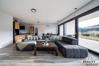 Novostavba s chytrou domácností na lukrativním místě ve Včel - 17