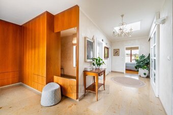 Prodej jedinečného, prostorného RD s větší rovinatou zahrado - 17