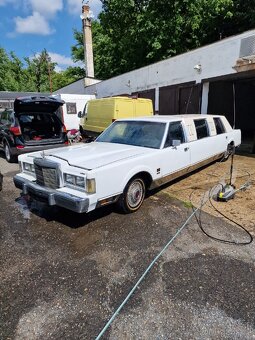 Lincoln town car - 17