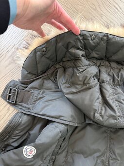 Perova bunda Moncler s myvali kozesinou - 17