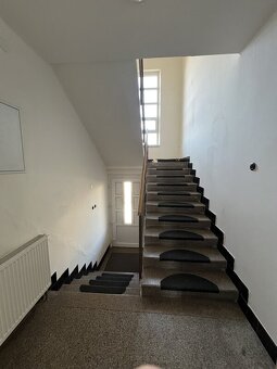 Unikátní dvougenerační vila, pozemek 540m2, studna, Hradec K - 17