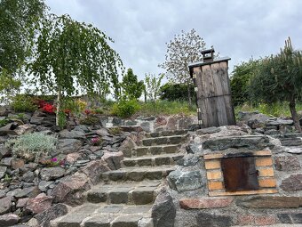 Rodinný dům 330m2 + zahrada 1737m2, 2 bytové jednotky, garáž - 17
