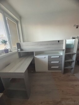 Vyvýšená postel se stolem - 17