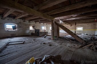 Staré trámy a rozebrání starých střech stodol statků špýchar - 17