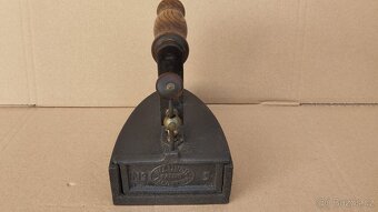 Stará žehlička patent W.LUNDH No 5 nahřivacím tělískem - 17
