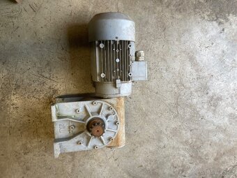 Elektromotor s převodovkou - 17